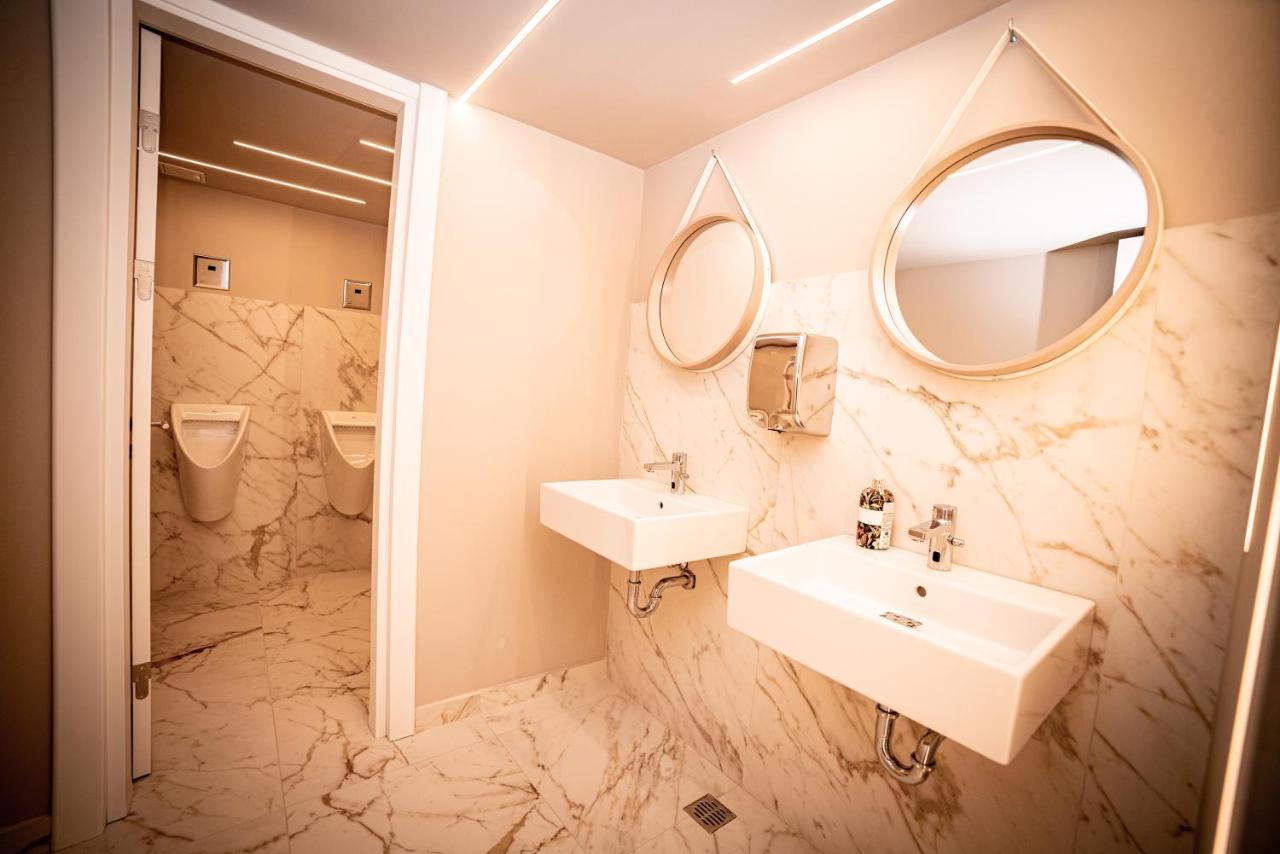 Hotel Corina เวนุส ภายนอก รูปภาพ